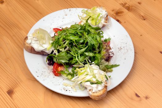 Forsthaus Ofenfrisches Knoblauchbrot mit Kräuterrahm & Lauch